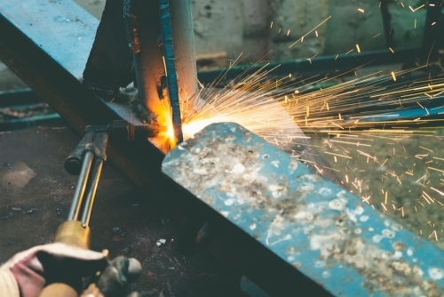 Metal der er i gang med at blive svejset